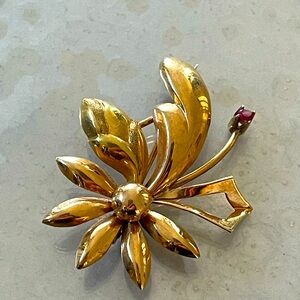 14kt. Yellow gold Flower brooch with Ruby